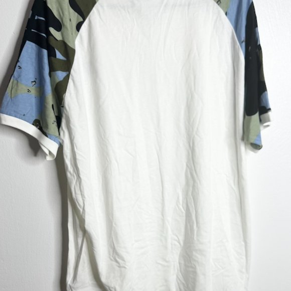 Adidas Classic Logo T-Shirt - Sporty Comfort with Style - Picture 3 of 3